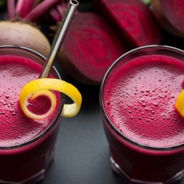 Two glasses of fresh chukandar juice with lemon